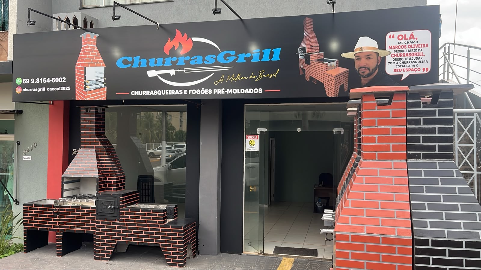 Fachada ampla da loja ChurrasGrill com vitrine e letreiro