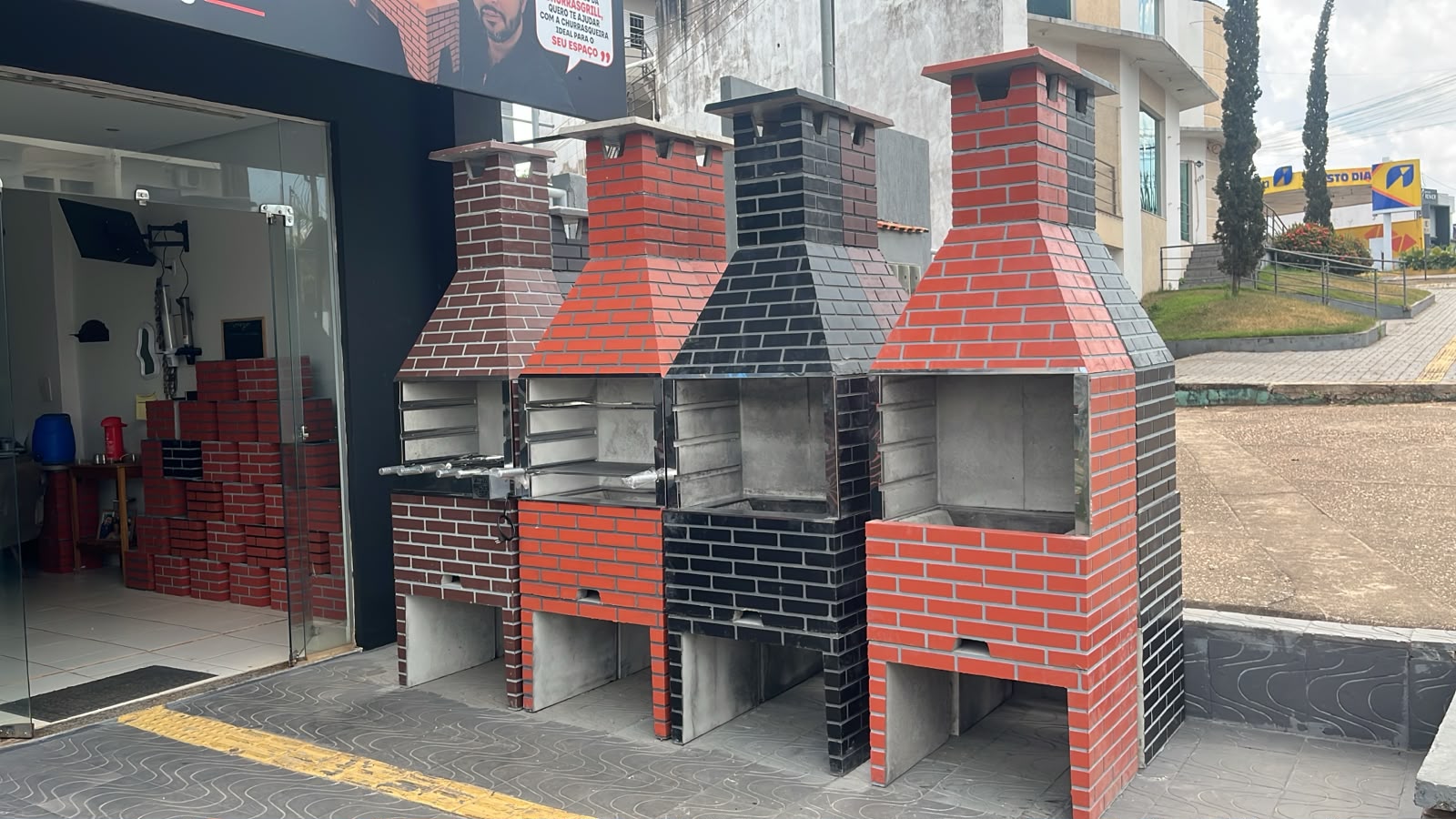 Modelos com acabamentos variados na loja