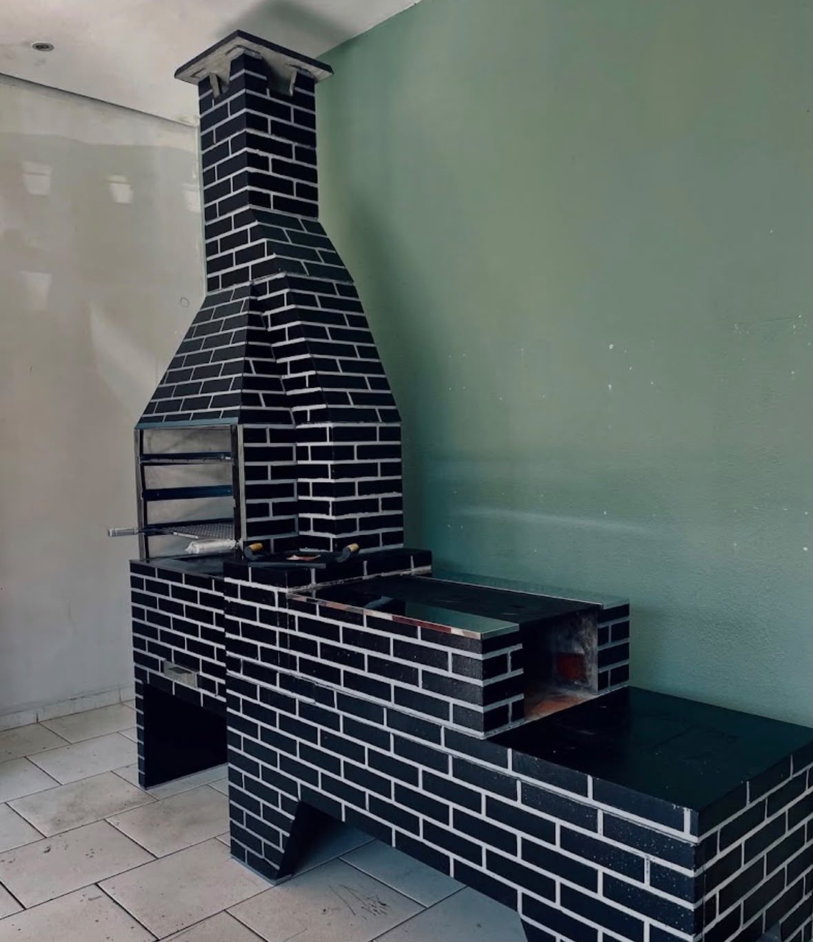 Conjunto gourmet em tijolo preto com bancada, fabricado pela ChurrasGrill